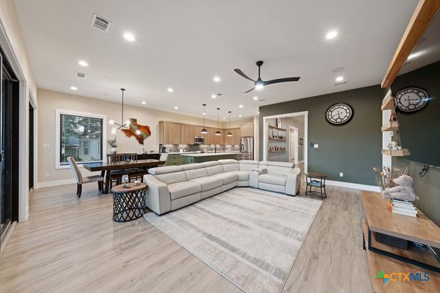 300 Bridgepoint Drive, Kingsland, TX 78639