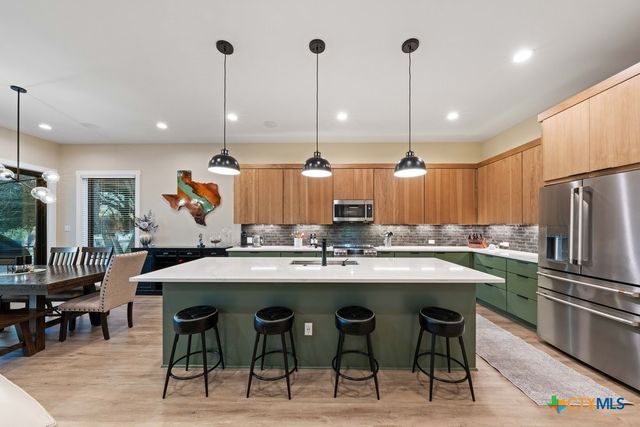 300 Bridgepoint Drive, Kingsland, TX 78639