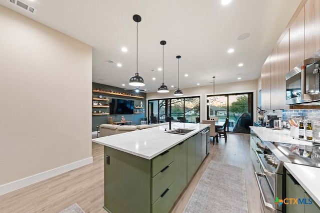 300 Bridgepoint Drive, Kingsland, TX 78639