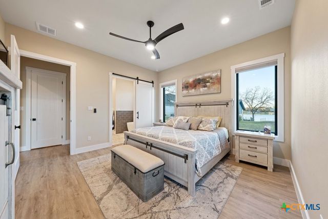 300 Bridgepoint Drive, Kingsland, TX 78639