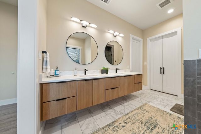 300 Bridgepoint Drive, Kingsland, TX 78639