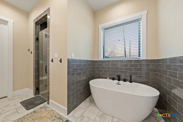 300 Bridgepoint Drive, Kingsland, TX 78639