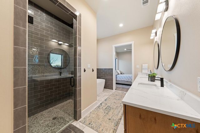 300 Bridgepoint Drive, Kingsland, TX 78639