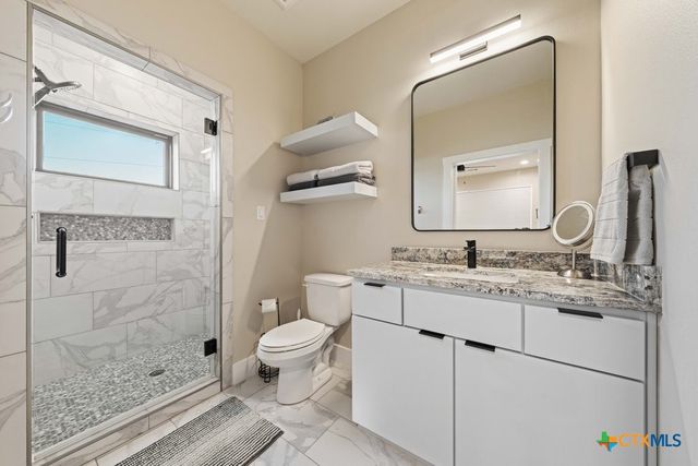 300 Bridgepoint Drive, Kingsland, TX 78639