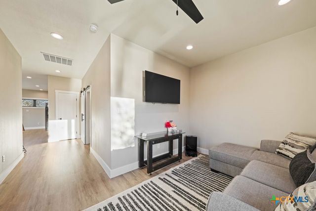 300 Bridgepoint Drive, Kingsland, TX 78639