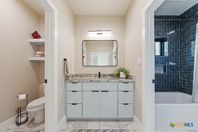 300 Bridgepoint Drive, Kingsland, TX 78639