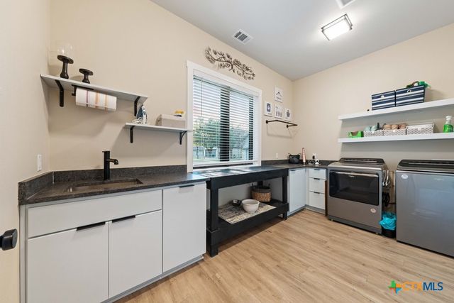 300 Bridgepoint Drive, Kingsland, TX 78639