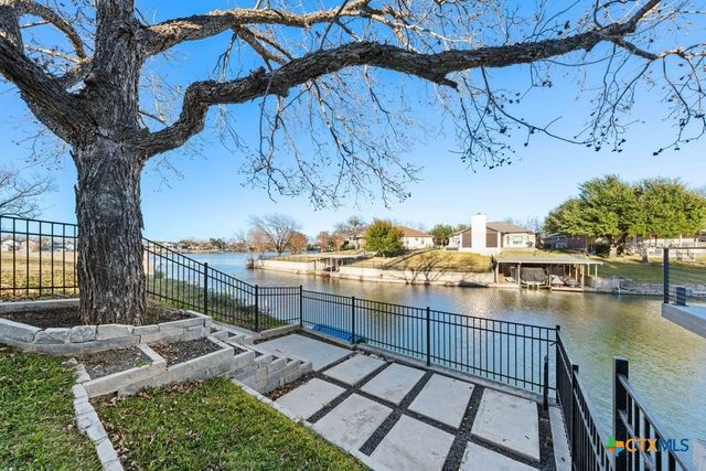 300 Bridgepoint Drive, Kingsland, TX 78639