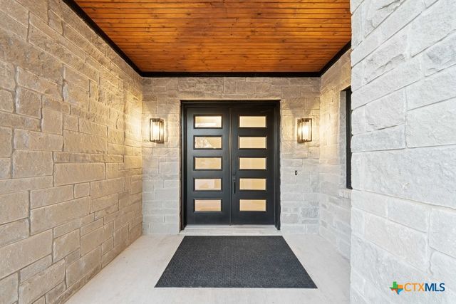 300 Bridgepoint Drive, Kingsland, TX 78639