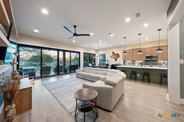 300 Bridgepoint Drive, Kingsland, TX 78639