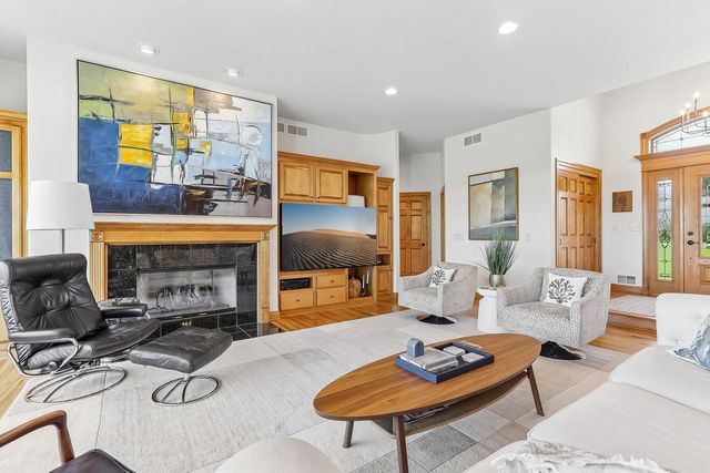 194 Crooked Stick PASS, North Prairie, WI 53153