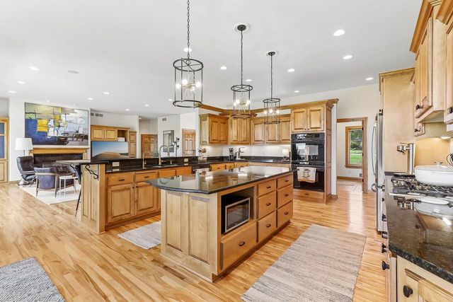 194 Crooked Stick PASS, North Prairie, WI 53153