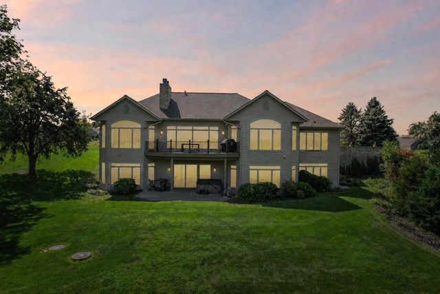 194 Crooked Stick PASS, North Prairie, WI 53153
