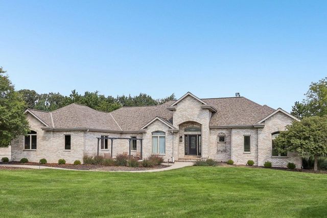194 Crooked Stick PASS, North Prairie, WI 53153