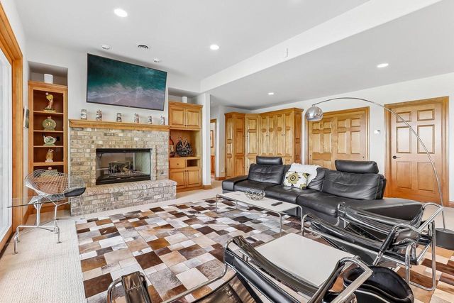 194 Crooked Stick PASS, North Prairie, WI 53153
