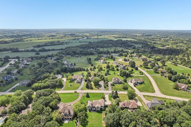 194 Crooked Stick PASS, North Prairie, WI 53153