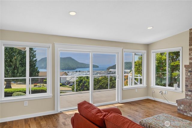 4808 Glasgow Way, Anacortes, WA 98221