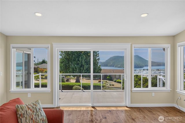 4808 Glasgow Way, Anacortes, WA 98221