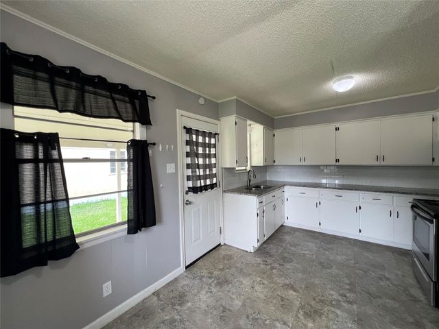 806 W 8th ST, Taylor, TX 76574
