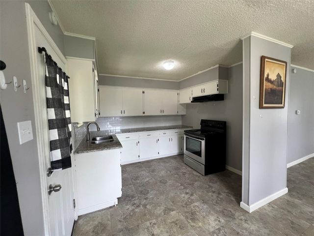806 W 8th ST, Taylor, TX 76574