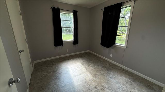 806 W 8th ST, Taylor, TX 76574