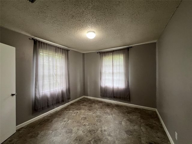 806 W 8th ST, Taylor, TX 76574