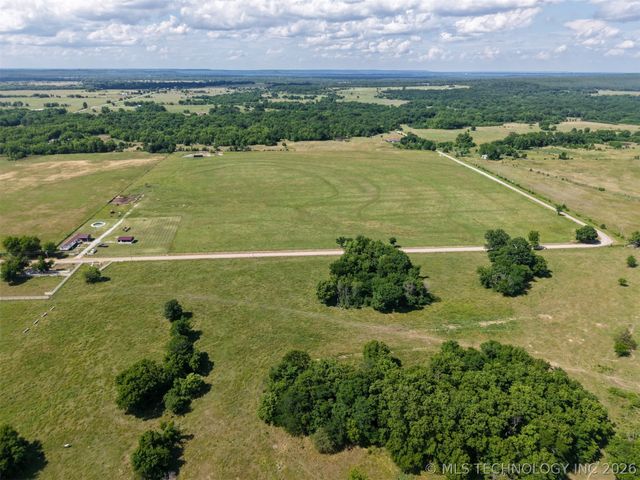 9264 Cherry Road, Henryetta, OK 74437