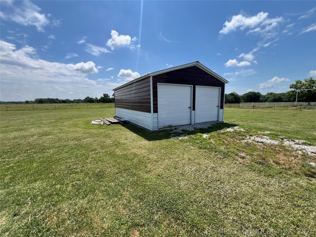 9264 Cherry Road, Henryetta, OK 74437