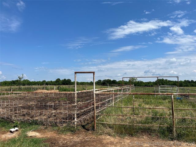 9264 Cherry Road, Henryetta, OK 74437