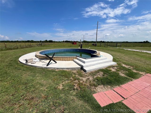 9264 Cherry Road, Henryetta, OK 74437