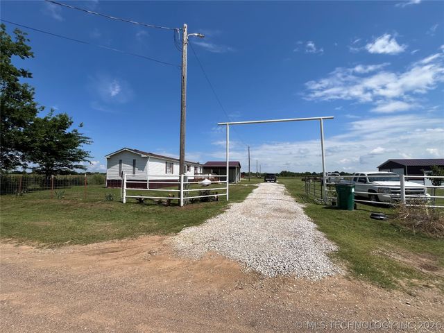 9264 Cherry Road, Henryetta, OK 74437