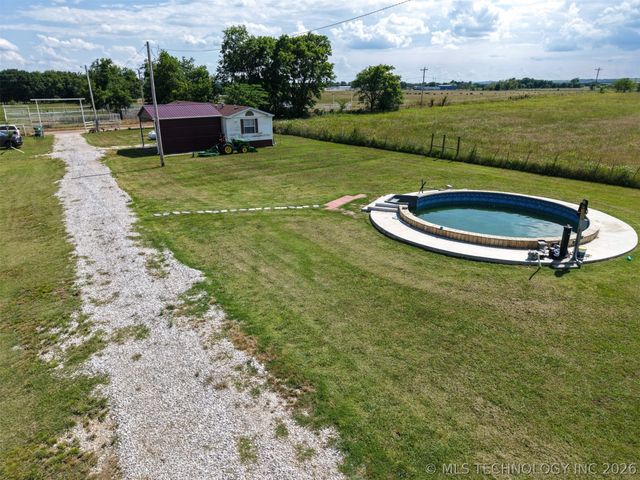 9264 Cherry Road, Henryetta, OK 74437