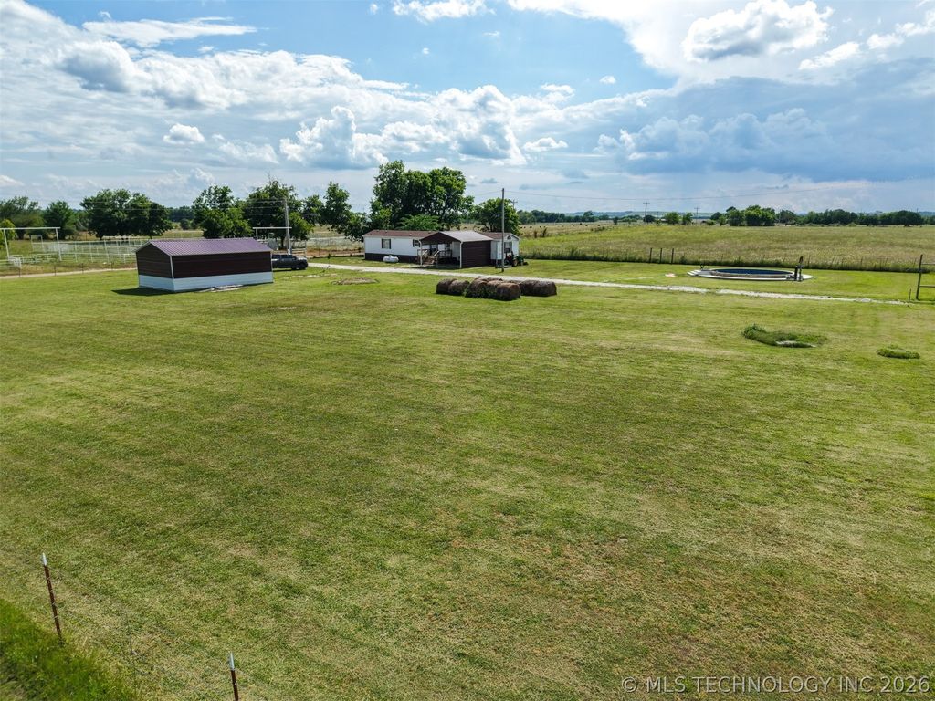 9264 Cherry Road, Henryetta, OK 74437