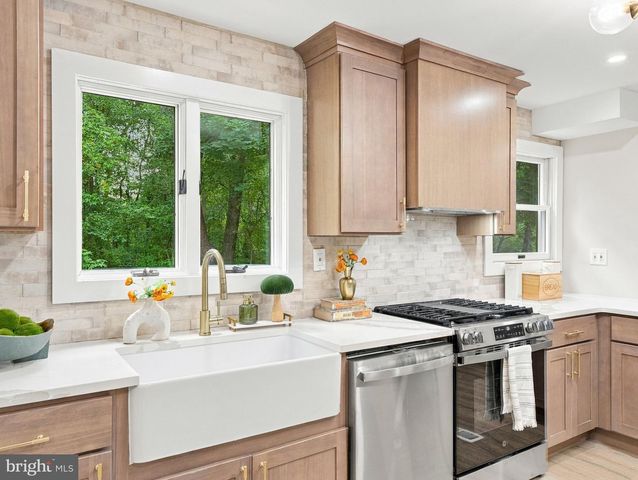 23 WALNUT DR, Burlington, NJ 08016