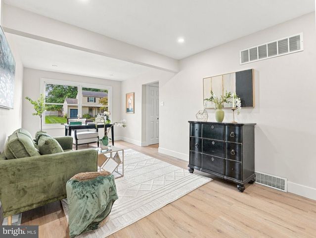 23 WALNUT DR, Burlington, NJ 08016