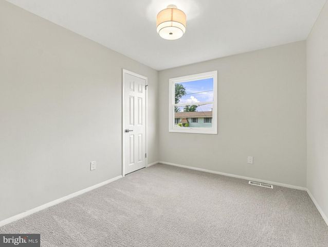 23 WALNUT DR, Burlington, NJ 08016