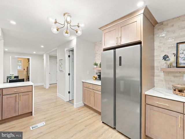 23 WALNUT DR, Burlington, NJ 08016