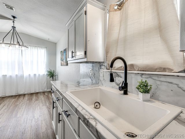 17 W Ross Avenue W, Sapulpa, OK 74066