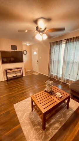 1831 Sherwood Forest Street 28, Houston, TX 77043