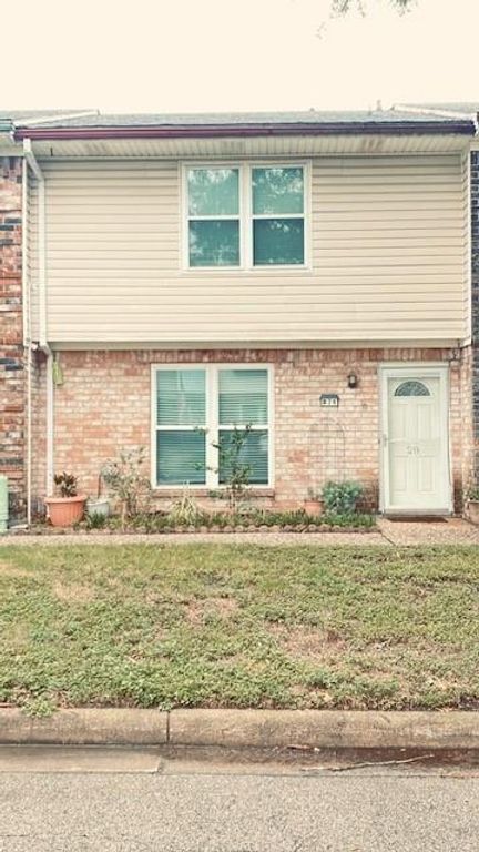 1831 Sherwood Forest Street 28, Houston, TX 77043