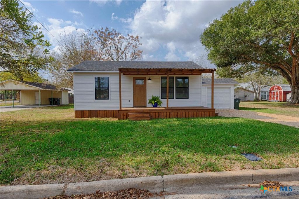 314 S Ridge Street, Hallettsville, TX 77964