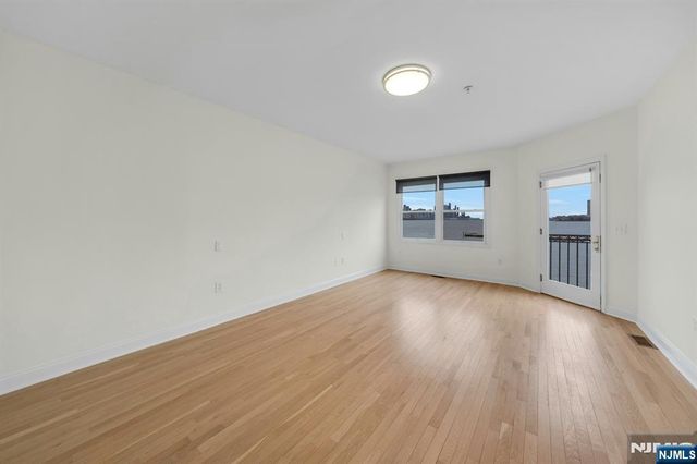 118 The Promenade, Edgewater, NJ 07020
