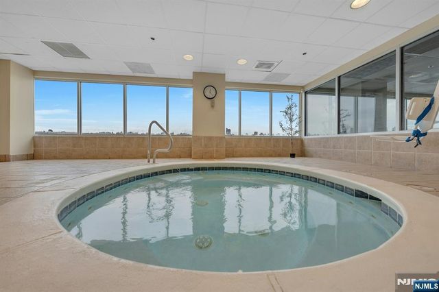 118 The Promenade, Edgewater, NJ 07020