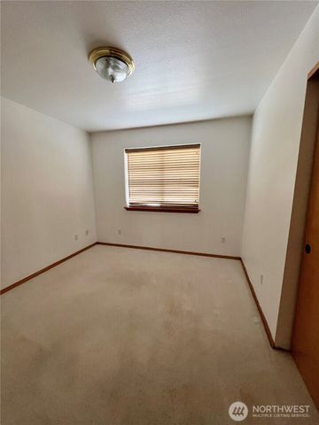 878 Mount Olympus Avenue SE, Ocean Shores, WA 98569