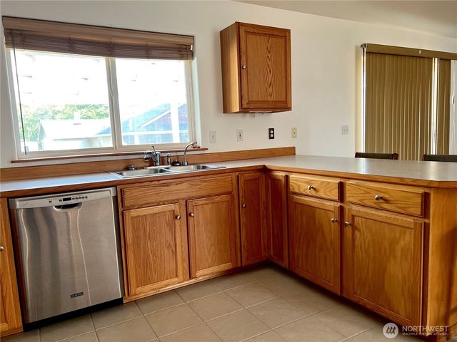 878 Mount Olympus Avenue SE, Ocean Shores, WA 98569