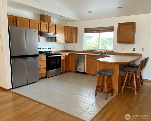 878 Mount Olympus Avenue SE, Ocean Shores, WA 98569