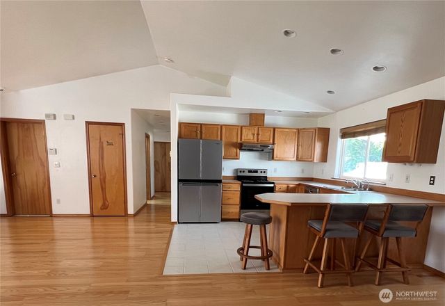 878 Mount Olympus Avenue SE, Ocean Shores, WA 98569