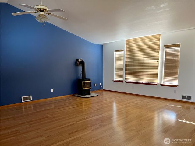 878 Mount Olympus Avenue SE, Ocean Shores, WA 98569