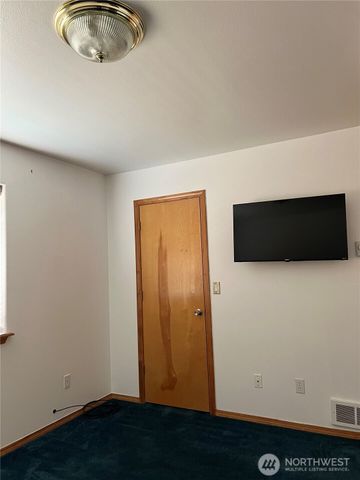 878 Mount Olympus Avenue SE, Ocean Shores, WA 98569