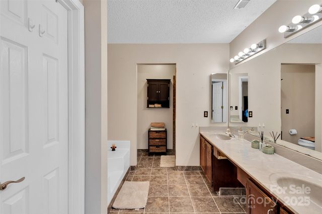 11219 Kempsford Drive, Charlotte, NC 28262